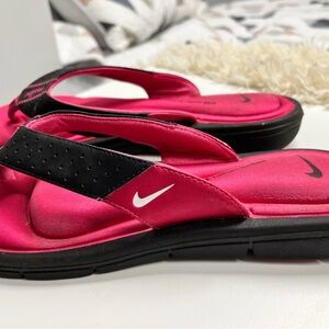 Nike Womens Size 9 Pink Black Flip Flops Comfort Footbed Thong Sandals
